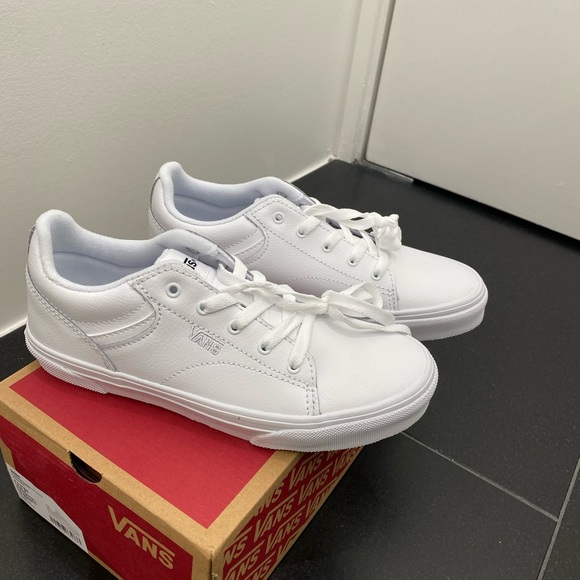 Vans- Seldan Sneaker- All White-Low-Top- Big Kids (4Y) (Woman’s size 5.)-NEW! - Picture 2 of 13